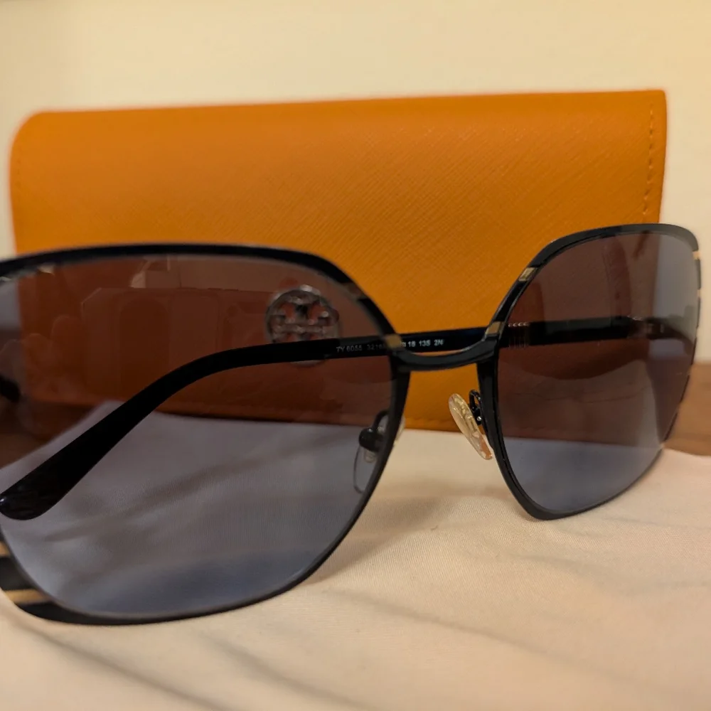 Tory Burch Sunglasses With Branded Case - Picture 3 of 9